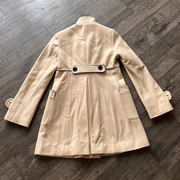 Classy Cream Wool Coat Size Medium - Picture 5 of 8